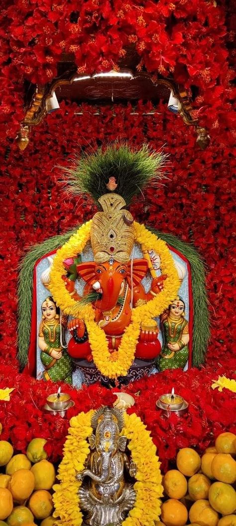 Siddhivinayak Ganesha Wallpaper, Siddhivinayak Ganesha Hd Wallpaper, Siddhivinayak Ganesha Mumbai, Ganapati Wallpapers, Siddhivinayak Ganesha, Hinduism Facts, Dagdusheth Ganpati, Athangudi Tiles, Temple Ideas