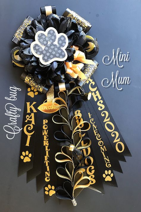 Small Simple Homecoming Mums, Team Ribbons Diy, Wildcat Mums Homecoming, Hoco Garder Ideas, Homecoming Mums For Little Kids, Homecoming Mums Black And Gold, Hocoming Mum Ideas, Spirit Ribbons For Football, Mums Homecoming Black And Gold