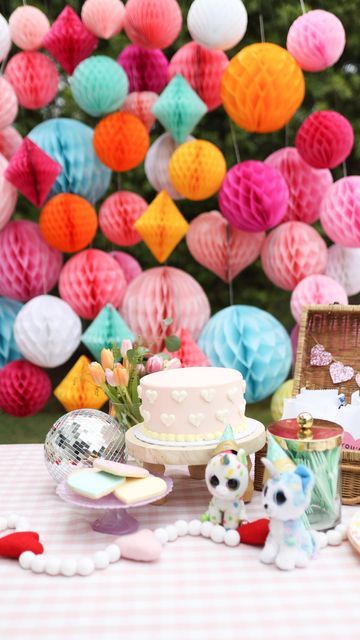 Honeycomb Ball Garland, Honeycomb Backdrop Diy, Honeycomb Party Decor, Diy Honeycomb Decorations, Honeycomb Backdrop, Boba Birthday, Honeycomb Garland, Canopy Decor, Diy Honeycomb