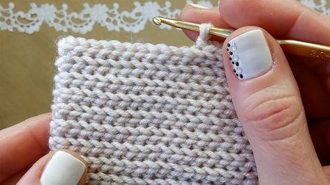 Learn how to make the beautiful crochet elastic stitch. I love this stitch because of the rich texture and the elegance of it being double sided! Crochet Elastic Stitch, Elastic Stitch, Crochet Throws, Slip Stitch Crochet, Crochet Feather, Cloche Hats, Crocheting Ideas, Feather Stitch, Crochet Cord