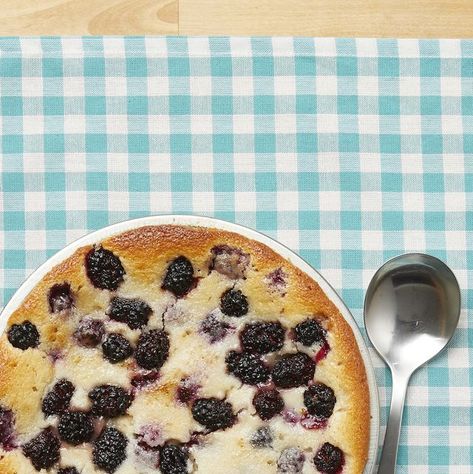 blackberry cobbler Blackberry Custard, Country Desserts, Easy Blackberry Cobbler, Blackberry Cobbler Recipe, Clafoutis Recipes, Blackberry Cobbler, Fruit Cobbler, Baked Fruit, Custard Pie