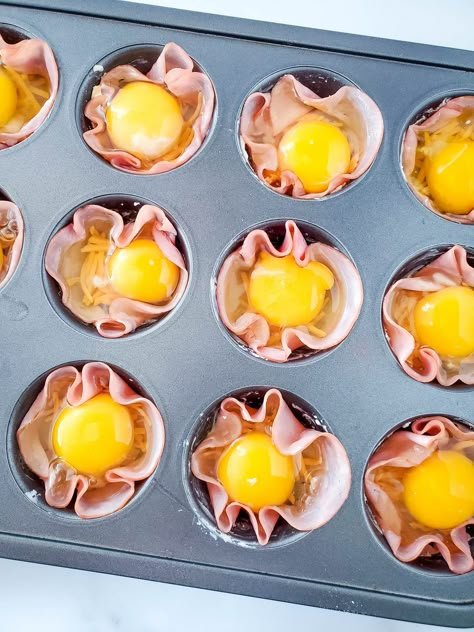 Egg In Muffin Tin, Egg In Muffin, Meal Prep Weight Watchers, Egg Breakfast Cups, Ham And Egg Cups, Ham Egg Cups, Muffin Tin Breakfast, Breakfast Cups Recipe, Baked Egg Cups