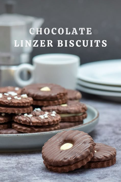 Chocolate Linzer Cookies, Linzer Biscuits, Cookie Recipes Decorating, Cookie Types, Biscuit Sandwich, Linzer Cookies, Chocolate Biscuits, Xmas Dinner, Bakery Ideas