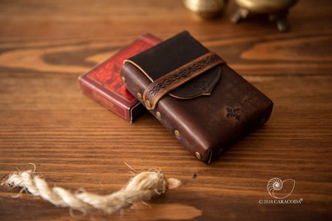 Leather Board Games, Playing Cards Holder, Leather Playing Card Case, Chess Room, Playing Card Case, Bridge Game, Leather Inspiration, Cards Poker, Playing Card Holder