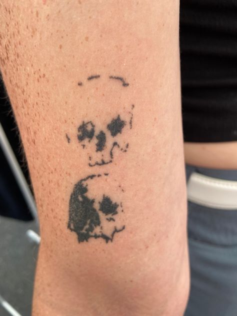 Two Headed Dog Tattoo, Bob Wire Tattoos Around Arm, Stretched Tattoo, Edgy Stick And Poke Tattoo, Tattoo Designs Minimal, Simple Dainty Tattoos, 60s Tattoo, Punch Tattoo, Archive Tattoo