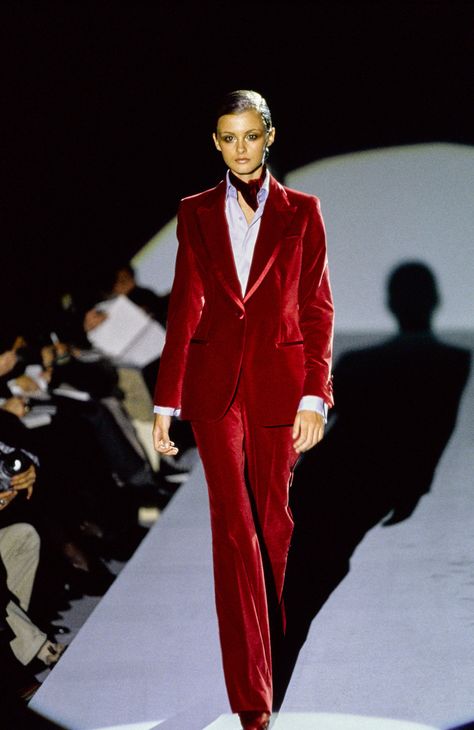 Gucci Fall 1996 Ready-to-Wear Fashion Show - Trish Goff Trish Goff, Georgina Grenville, 1990s Fashion Trends, Red Velvet Suit, Tom Ford Gucci, Gucci Runway, Gucci Suit, Paul Gaultier Spring, Mode Chanel