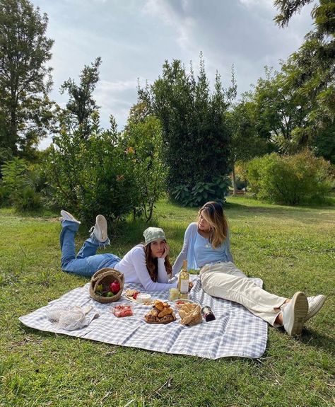 Spring Picture Ideas, Picnic Outfit Summer, Besties Pictures, Picnic Photo Shoot, Picnic Pictures, Picnic Photography, Winter Picnic, Picnic Day, Picnic Inspiration