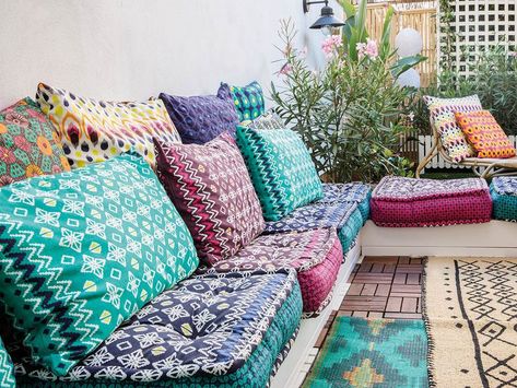 Una terraza decorada con encanto boho chic Rooftop Decor, Dream Porch, Backyard Hangout, Blue Patio, Rooftop Terrace Design, Estilo Boho Chic, Small Outdoor Spaces, Terrace Design, Rooftop Garden