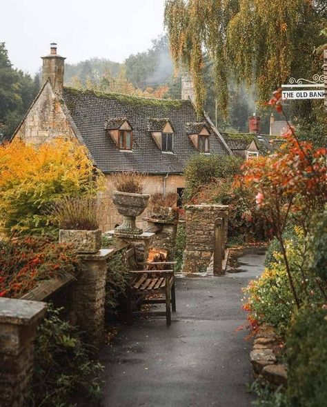 My Life in the Countryside The Cotswolds England, Cotswolds England, Deco Champetre, Landscaping Images, English Village, Jules Verne, The Cotswolds, Village Life, English Cottage