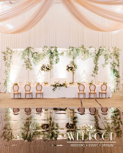 Bridal Group Table, Head Table Back Drop Wedding Decorations, Wedding Table Head Table, Backdrop Behind Head Table, Head Table Layout, Wedding Backdrop Head Table, Top Table Backdrop, Wedding Head Table Ideas, Head Table Ideas