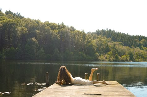 Lake Picnic Photoshoot, Cold Lake Aesthetic, Lakeside Photoshoot Ideas, Lakehouse Photoshoot, Boat Dock Photoshoot, Lake Dock Photoshoot, Dock Pictures Instagram, At The Lake Aesthetic, Lake Photoshoot Summer