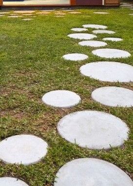 Round Stepping Stones Pathway, Circle Stepping Stones Pathway, Circle Pathway, Septic Tank Landscaping, Wood Round Pathway, Curved Stepping Stone Path, Uredenje Dvorista, Circle Driveway Landscaping, Round Pavers