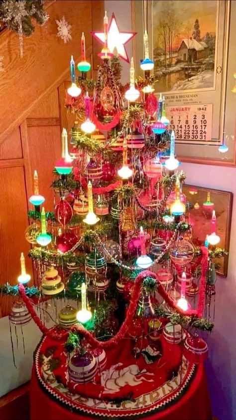 90s Christmas Aesthetic, Old Timey Christmas, Silver Bells Christmas, Old Time Christmas, Retro Christmas Decorations, Aluminum Christmas Tree, 90s Christmas, All Is Calm, Kitsch Christmas