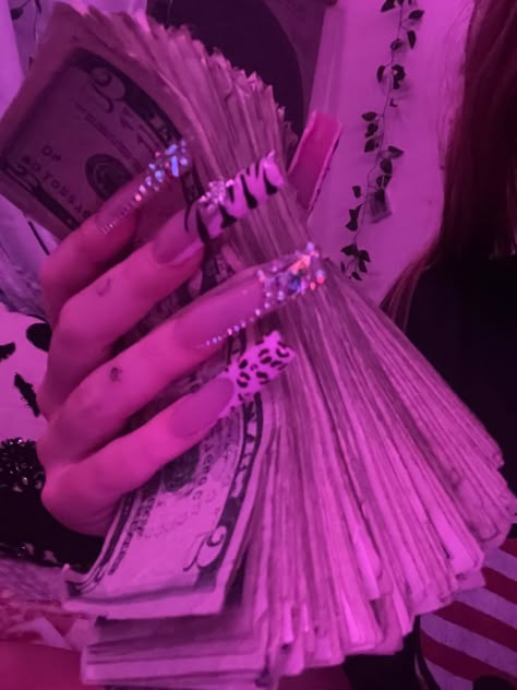 Cute Money Pics, Pretty Girl Holding Money, Cute Money Aesthetic, Money Postbad, Get Money Aesthetic, Nails Holding Money, Suger Daddys Money Aesthetic, M Profile Picture, Nails With Money