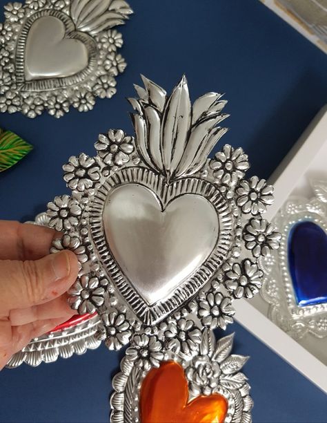 Diy Milagro Heart, Milagro Tattoo, Mexican Tin Art, Mexican Folk Art Decor, Metal Art Jewelry, Aluminum Can Crafts, Tin Ornaments, Metal Embossing, Recycled Tin