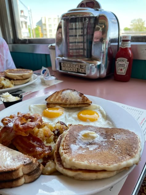 Diner Food Breakfast, Pancake Diner Aesthetic, Aesthetic Diner Food, Southern Food Aethstetic, Diner Food Aestathic, Small Town Diner Aesthetic, Diner Breakfast Aesthetic, Breakfast Diner Aesthetic, Diner Date Aesthetic