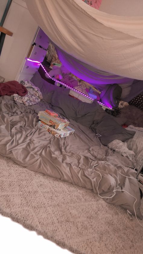 Under Bed Fort Ideas, Sleepover Fort Ideas On Bed, Fort Ideas Indoor Bedroom Easy, Fort On Bed, Forts For Sleepovers, Fort Ideas Indoor Easy, How To Make A Fort On Your Bed, Fort Ideas Indoor Bedroom, Sleepover Fort Ideas