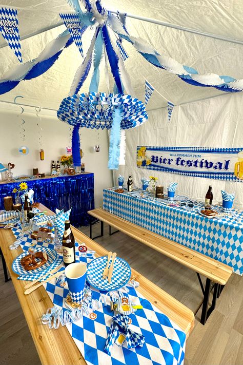 Her har vi pyntet i en telt, men meget pyntet passer til de fleste lokaler. Både loftpynt, banner, og bordene som er dækket💙🤍 October Fest Decorations, German Themed Party, Oktoberfest Decor, October Fest, October Fest Party Ideas, Germany Party, Octoberfest Party Ideas, Oktoberfest Party Decorations, Octoberfest Party