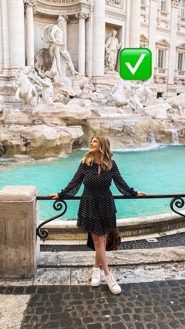 Bia | Posing & IG Coach on Instagram: "What do you do when a tourist spot is full of people? Let me know in the comments" Poses For Tourists, Posing Ideas Outdoor, Tourist Photo Ideas, Tourist Pose Ideas, Tourist Photos Poses, Tourist Poses, Tourist Pictures, Italy Poses, Casual Poses