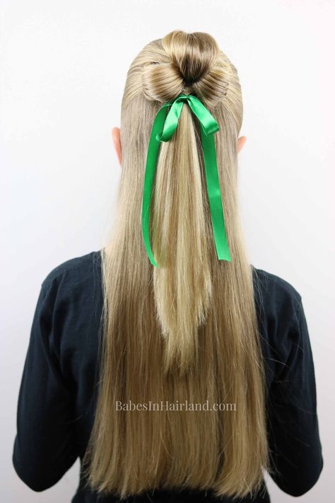 Need a cute St. Patrick's Day hairstyle, but don't have much time? This cute St. Patrick's Day Clover style takes just minutes and is pinch proof! BabesInHairland.com St Patricks Day Hairstyles, Clover Hairstyle, Haircut Girl, Teenage Girl Hairstyles, Day Hairstyles, Haircut Styles For Women, Half Ponytail, Short Haircut Styles, Toddler Hairstyles Girl