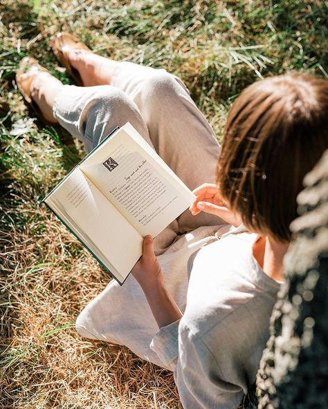 Reading In Mountains, Perspective Shots, Reading Outdoors, Countryside Girl, Countryside Photography, Romantic Academia, Branding Shoot, Dark Romantic, Country Side