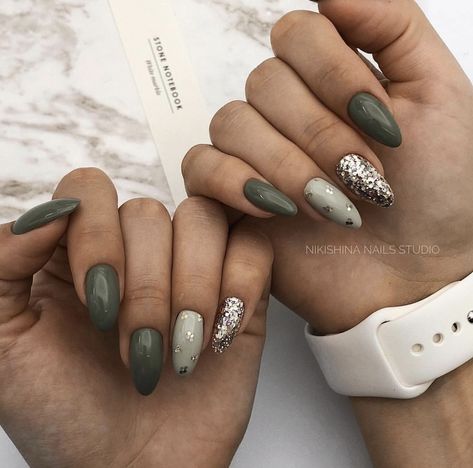 White Gel Nails, Festive Nail Designs, Feather Nails, Green Nail Art, Elegant Nail Art, Green Nail Designs, Nails Green, Green Nail, Rose Gold Nails