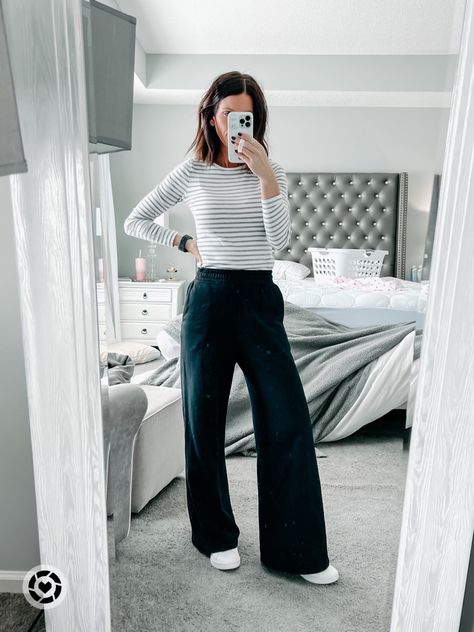 Wide Sweatpants Outfit Winter, Straight Leg Pants Outfit Winter, Wide Leg Fleece Pants Outfit, Sweatpants Wide Leg Outfit, Wide Leg Athleisure Outfits, Wideleg Sweatpant Outfits, Cream Wide Leg Sweatpants Outfit, Black Wide Leg Joggers Outfit, Styling Wide Leg Sweatpants