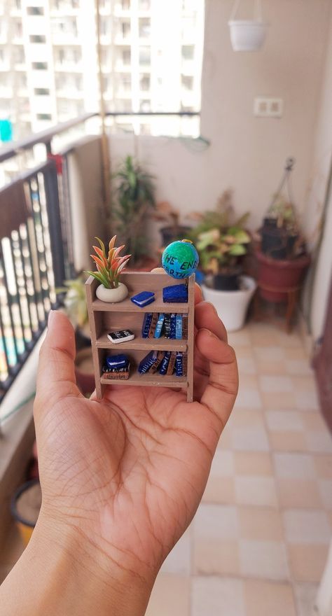 Mini Book Shelf Diy, Polymer Clay Bookshelf, Mini Bookshelf Diy, Clay Bookshelf, Mini Book Shelf, Bookshelf Miniature, Diy Photo Frame Cardboard, Cercei Din Lut Polimeric, Handmade Bookshelves