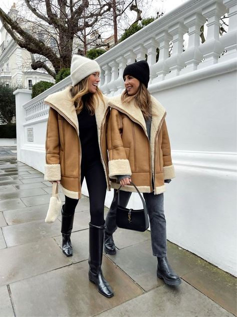 Monday uniform & aviator appreciation 🙌🏼🖤 Beige Leather Jacket Outfit, Winter Outfit Guide, Shearling Jacket Outfit, Beige Leather Jacket, Winter Jacket Outfits, Shearling Jacket Women, Cold Weather Outfit, Celebrity Style Inspiration, Winter Fashion Outfits Casual