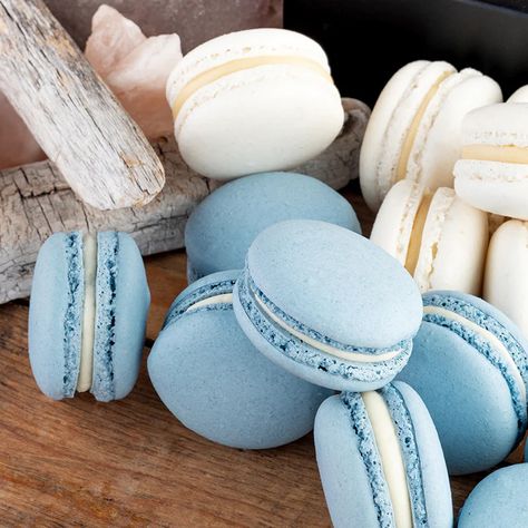 Personalized Macarons, Salted Caramel Macarons, Blue Macarons, Custom Macarons, Caramel Macarons, Shower Vibes, Wedding Micro, How To Make Macarons, Flavored Salts