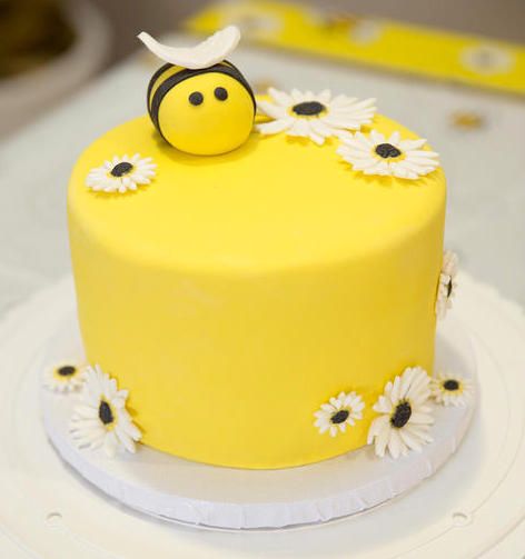 Bee And Daisy Cake, Kue Fondant, Bee Birthday Cake, Bumble Bee Cake, Ladybug Cakes, Bee Cake, Daisy Cake, Daisy Cakes, Lime Cake