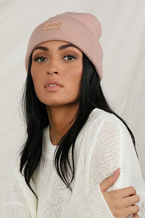 Beanie Outfit Women, Fall Hats For Women, Beanie Hat Outfit, Beanie Hairstyles, Beanie Outfit, Style Beanie, Pink Beanie, Comfort Clothes, Cute Beanies