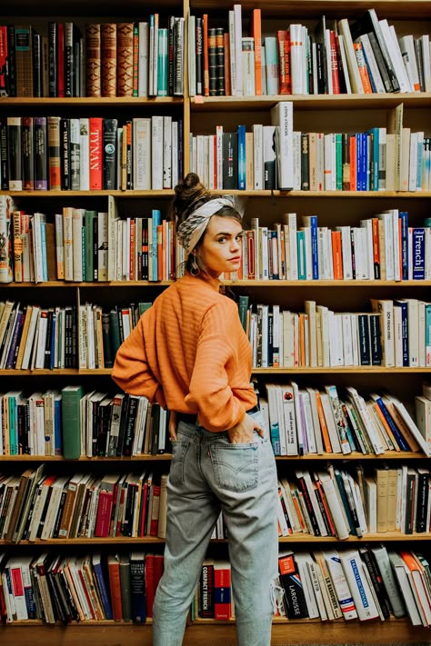 Orange fall fashion street style photoshoot inspiration 2019 library books Library Fashion Photoshoot, Fun Fashion Shoot, Fun Instagram Pictures, Student Photoshoot, Fun Photoshoot Ideas, Bookstore Photoshoot, Library Shoot, Fall Fashion Street Style, Aesthetic Photoshoot Inspiration