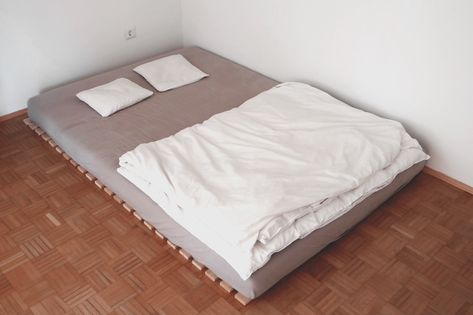 Cheap & minimal floor bed setup Cheap Floor Bed, Low Pallet Bed, Playpen Floor Bed, Low To Ground Bed Frame, Aesthetic Floor Bed, Floor Sleeping Bedroom Ideas, Mattress On The Floor Aesthetic, Diy Floor Bed Frame, Floor Mattress Bedroom Ideas