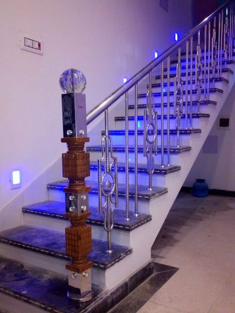 Stairs Steel Railing Design, Indoor Stair Railing Ideas, Glass Railing Design, House Porch Design, Reling Design, Steel Stairs Design, Steel Grill Design, Indoor Stairs, Balcony Glass Design