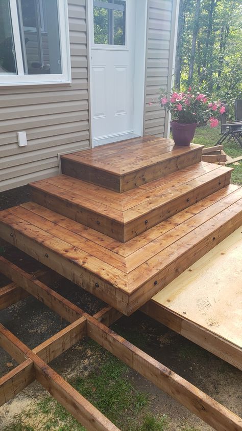 Wooden Deck Steps Ideas, Steps To Backyard, Small Porch Stairs, Deck Landing Ideas Stairs, Outdoor Deck Steps Ideas, Diy Backyard Stairs, Steps Down To Deck From House, Diy Back Steps To House, Wooden Patio Steps From House