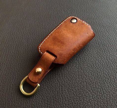 Leather Car Key Case, Leathercraft Projects, Leather Belt Pouch, Leather Craft Projects, Leather Key Holder, Leather Key Case, Key Holders, Small Case, Car Key Case