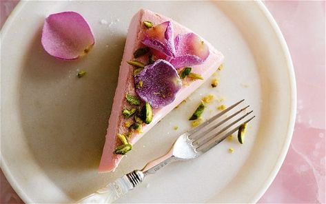 Cardamom Cheesecake, Rose Cheesecake, 1920s Food, Floral Recipes, Eating Flowers, Artistic Food, Dessert Rose, Flower Recipes, Rose Recipes