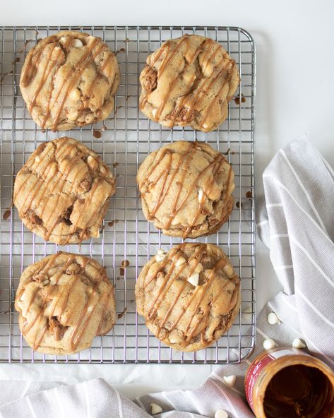 Levain Biscoff Cookies, Biscoff Cookies Crumbl, Thick Cookie Recipes, Cookie Guide, Biscoff Cookie Recipe, Bakery Style Cookies, Cookie Butter Cookies, Cookies White Chocolate, Thick Cookies