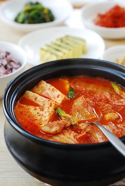 Kimchi JJigae (Kimchi Stew) - Korean Bapsang Kimchi Soup Recipe, Jjigae Recipe, Kimchi Jjigae, Kimchi Stew, Panini Recipes Chicken, Korean Soup, Bawang Bombay, Korean Cooking, Kim Chi