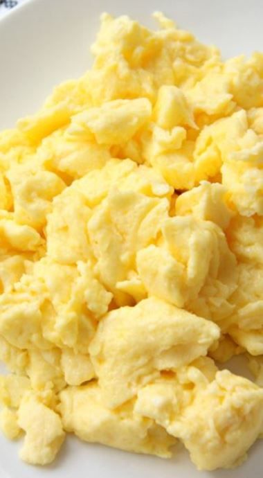 How to make perfect, fluffy scrambled eggs Breakfast Sides Dishes, Egg Benedict, Fluffy Scrambled Eggs, Breakfast Sides, Scrambled Eggs Recipe, Breakfast Appetizers, Egg Muffins, Egg Breakfast, Breakfast Brunch Recipes