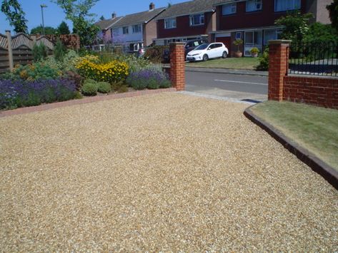 Light Gravel Driveway, Gravel Driveway Edging, Front Driveway Ideas, Shingle Driveway, House Driveway, Outline Ideas, Front Garden Ideas Driveway, Gravel Driveways, Front Driveway