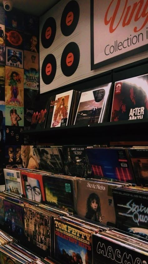 Vinyl Record Aesthetic, Vintage 2000s Aesthetic, Vinyl Aesthetic, 80s Vibes, Record Shop, Old Music, New Space, Aesthetic Indie, Vintage Records