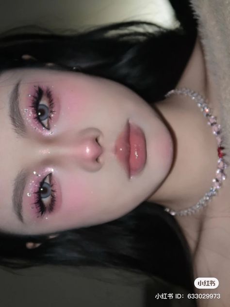 Glowy Glitter Makeup, Cute Stage Makeup, Black Pink Inspired Makeup, Pink Cute Makeup Look, Makeup With Pink Eyeliner, Shiny Pink Makeup, Princess Pink Makeup, Cute Birthday Makeup Looks Simple, Pretty In Pink Aesthetic Outfits