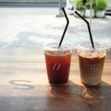 Milktea Aesthetic Photography, Milktea Aesthetic, Coffee Pics, Coffee Lifestyle, Dream Cafe, Sweet Cafe, Cha Bar, Lifestyle Photos, Cold Cups