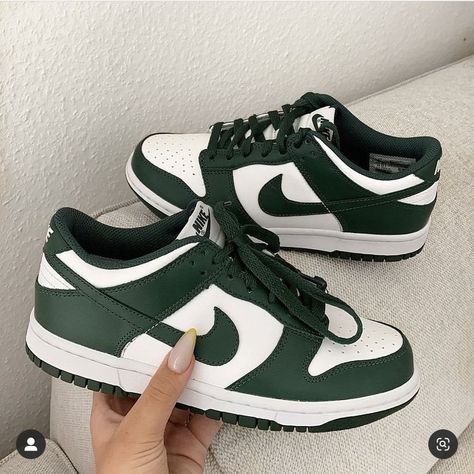 Nike Dunk Low Spartan Green, Doudoune The North Face, Trendy Shoes Sneakers, Nike Shoes Girls, Dr Shoes, Jordan Shoes Girls, All Nike Shoes, Cute Nike Shoes, Fresh Shoes