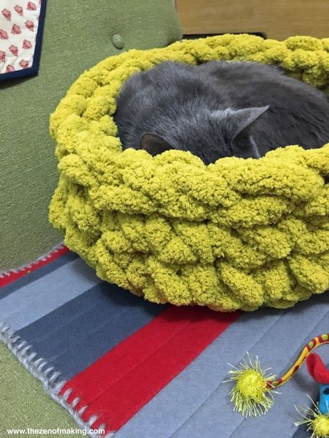 Diy Crochet Cat Bed, Bernat Blanket Big Yarn, Cat Bed Pattern, Bulky Yarn Crochet, Diy Cat Bed, Crochet Cat Bed, Easy Yarn Crafts, Finger Crochet, Bernat Yarn