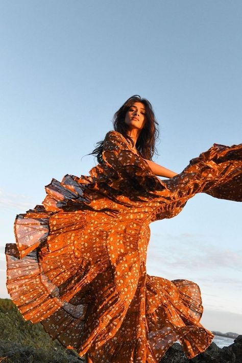 Bohemian Photoshoot, Desert Photoshoot Ideas, Western Photo Shoots, Daughters Of India, Boho Photoshoot, Desert Photoshoot, Outdoor Portrait Photography, Chic Prom Dresses, Western Photo