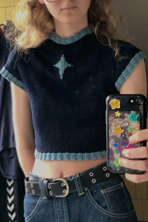 Kitting Ideas Aesthetic, Knit Raglan Top, Cute Knitted Tops, Dark Blue Crochet Ideas, Light Blue Crochet Ideas, Dark Blue Top Outfit, Star Knitting Pattern, Duplicate Stitch Knitting, Crochet Raglan Top