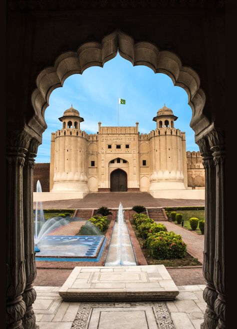 Pakistani Architecture, Lahore Fort, Pakistan Pictures, Pakistan Tourism, Architecture Photography Buildings, Pakistan Culture, Pakistan Day, Photo Water, Pakistani Culture